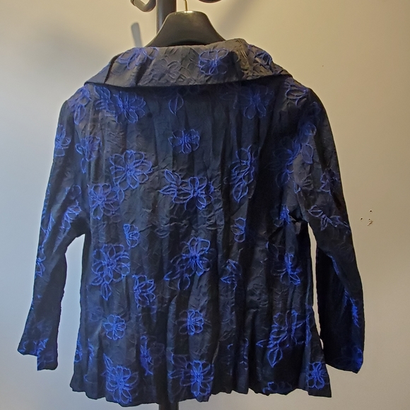 Uniquely styled spring weight jacket, blue floral on black crinkle - Picture 3 of 4